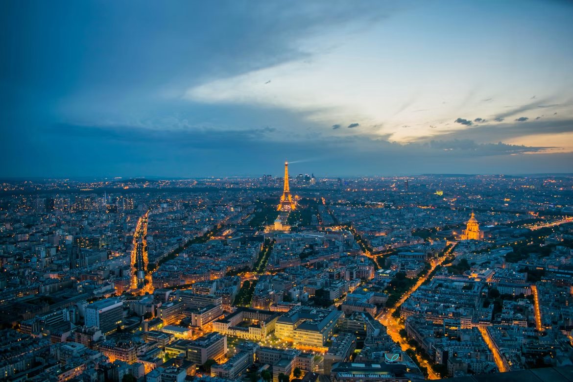 Tour Eiffel illuminée la nuit à Paris
